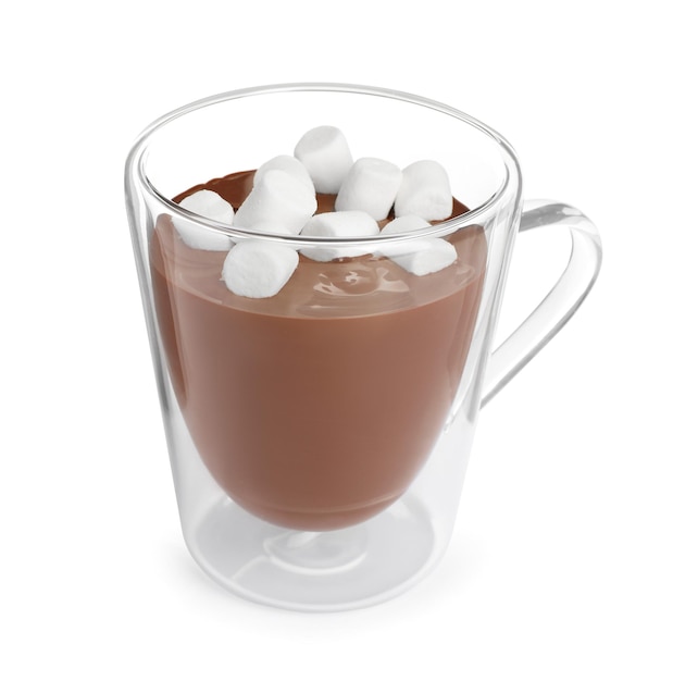 Vaso de delicioso chocolate caliente con malvaviscos sobre fondo blanco.