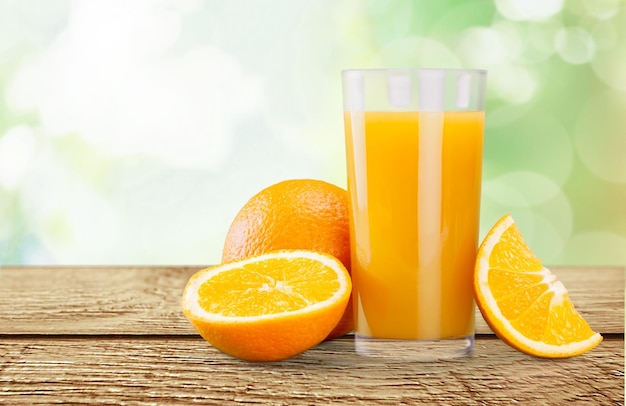 Vaso de delicioso jugo de naranja sobre fondo natural