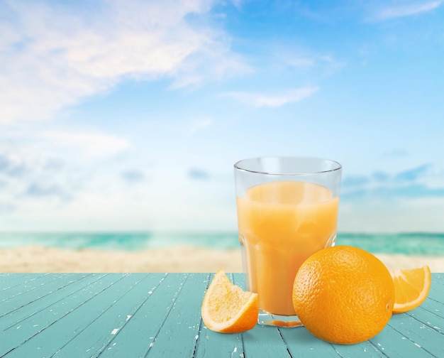 Vaso de delicioso jugo de naranja sobre fondo natural