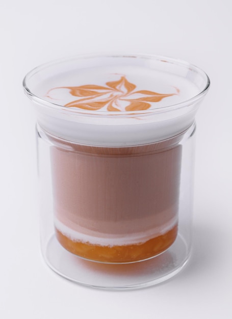 Vaso de delicioso latte macchiato aislado en blanco