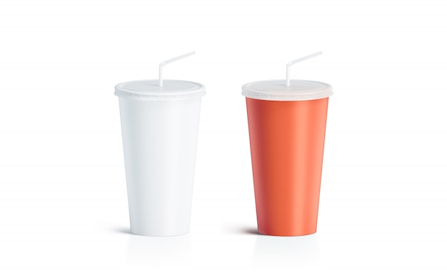 Vaso desechable blanco y rojo en blanco con paja aislado