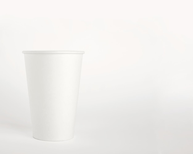 Foto vaso desechable de papel sobre fondo blanco espacio libre para su marca