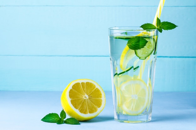 Vaso de desintoxicación, jugoso limón y menta,