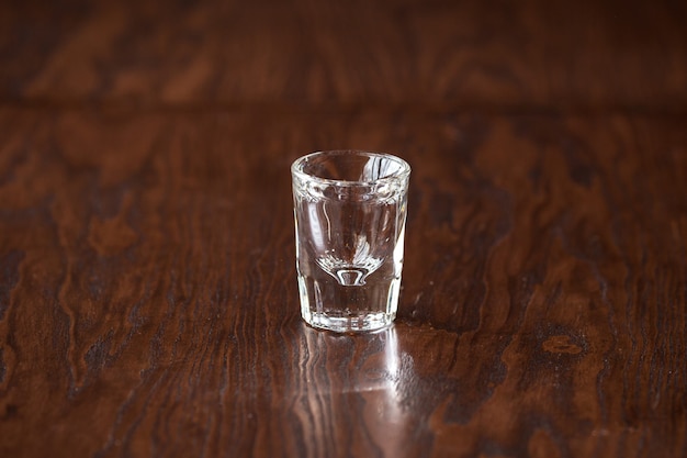 Vaso elegante vacío en la mesa de madera oscura