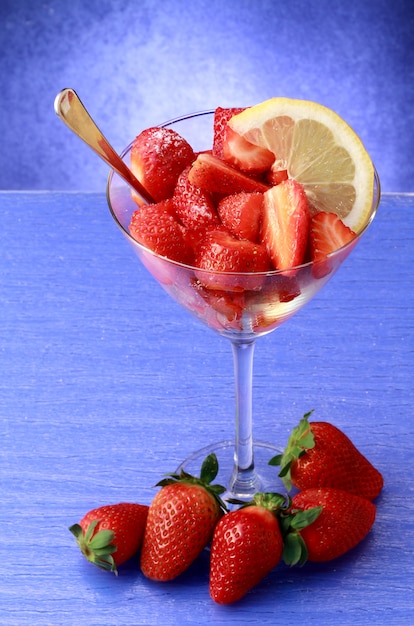 vaso con ensalada de fresa