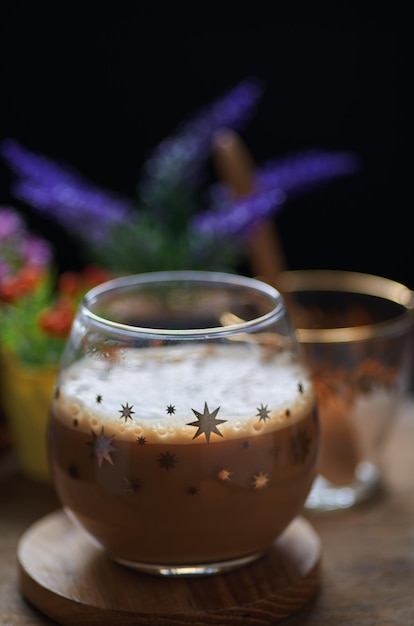 Un vaso con estrellas en él