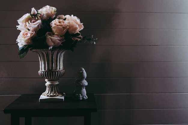 Foto vaso de flores en la mesa para decorar el edificio