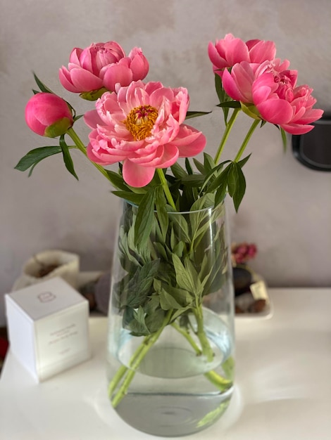 Vaso con flores de peonía