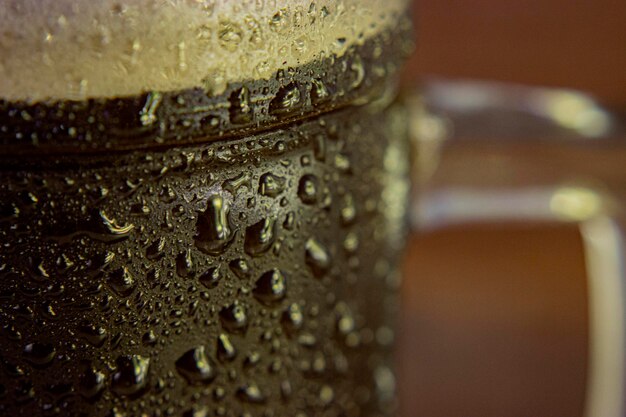 Un vaso de fotografía macro de cerveza fría sobre cerveza, vaso de cerveza, bar, fondo de bar y frío