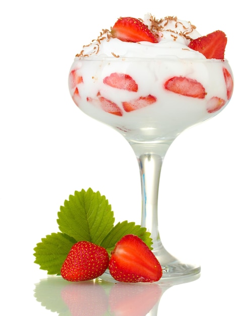 Vaso de fresas maduras con crema aislado en blanco