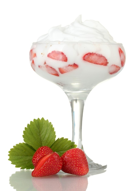 Vaso de fresas maduras con crema en blanco