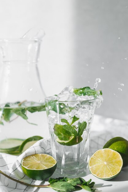 Foto un vaso de frutas en la mesa.