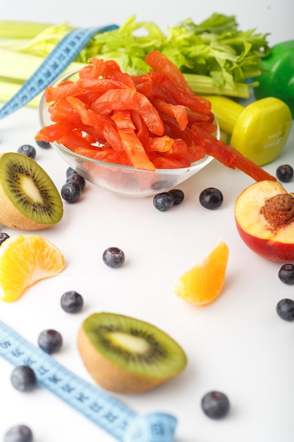 un vaso de galletas de leche y frutas aguacate y bocadillos de carne en un plato pedazos secos de Carpaccio d