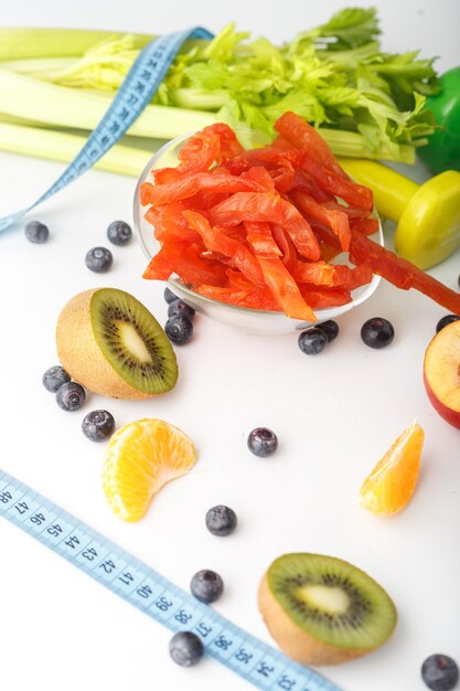 Foto vaso de galletas de leche y frutas aguacate y bocadillos de carne en un plato trozos secos de carpaccio d