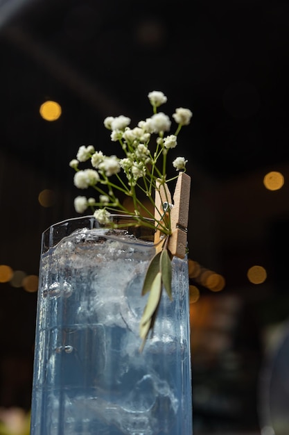 Foto un vaso de ginebra con flores