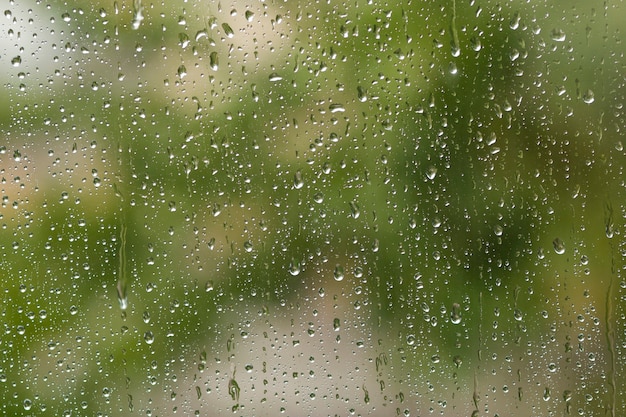 Vaso con gotas de agua natural. Día lluvioso. Concepto de otoño.