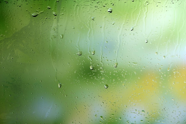 Vaso con gotas de agua natural.