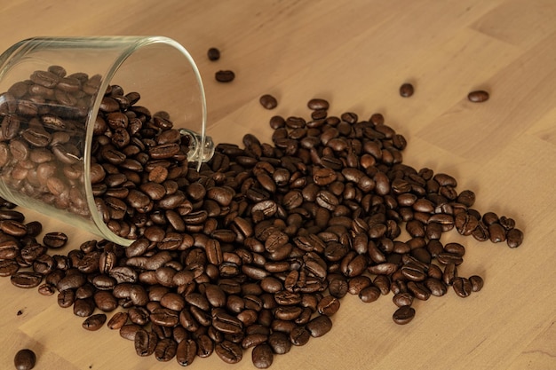 Vaso de granos de café en una mesa de madera