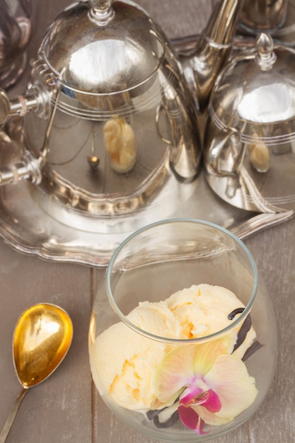 Vaso de helado de vainilla con cuchara