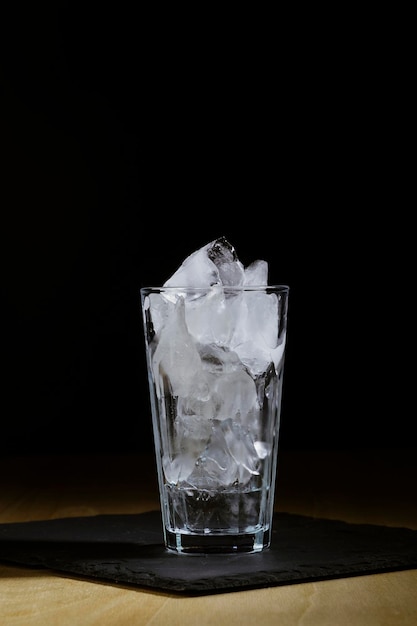 Vaso con hielo para un cóctel alcohólico