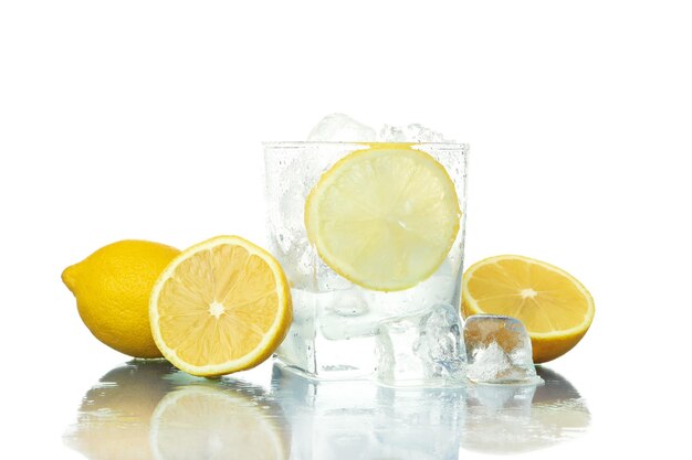 Vaso con hielo y limón aislado sobre fondo blanco.