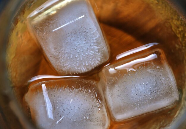 Un vaso de hielo con un poco de agua