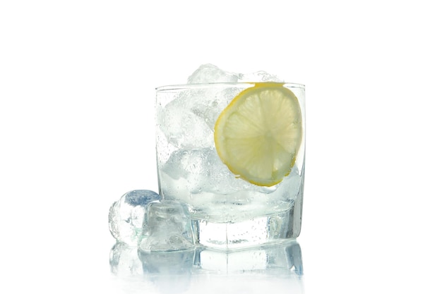 Vaso con hielo y rodaja de limón aislado sobre fondo blanco.