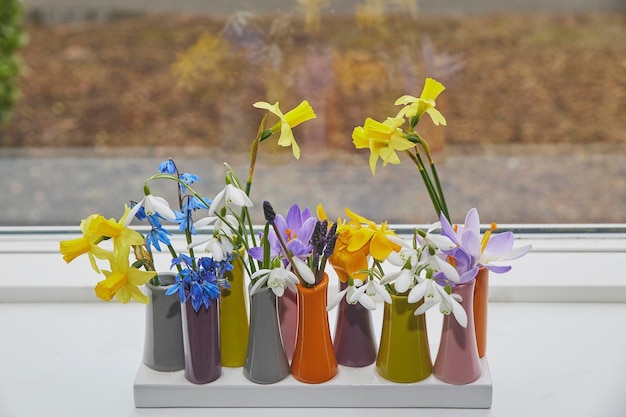 Vaso incomum com flores no peitoril da janela