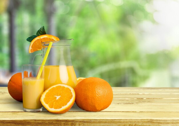 Vaso y jarra de delicioso jugo de naranja