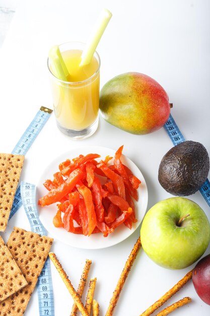 vaso de jugo de apio galletas y frutas bocadillos de carne en un plato trozos secos de carne de Carpaccio