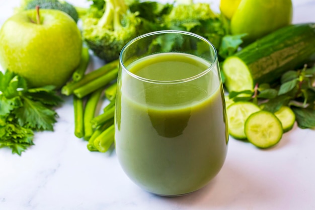 Un vaso de jugo de apio verde. Bebida de apio preparada para una nutrición saludable y desintoxicación.