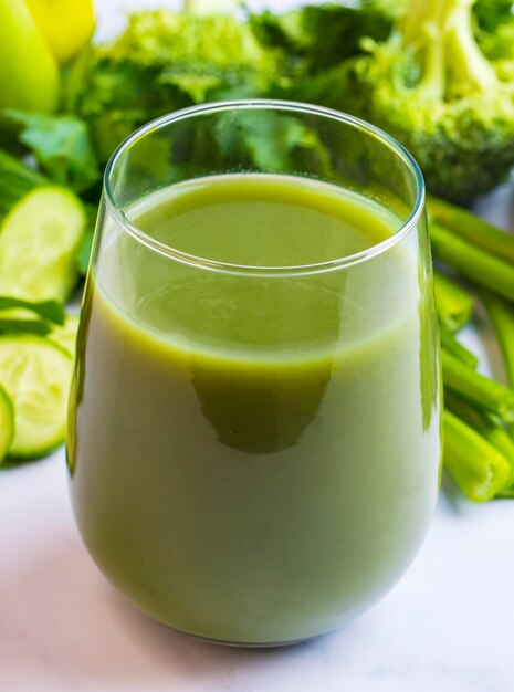 Un vaso de jugo de apio verde, una bebida de apio preparada para una nutrición saludable y desintoxicación.