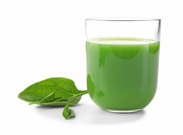 Vaso de jugo de espinaca aislado en blanco