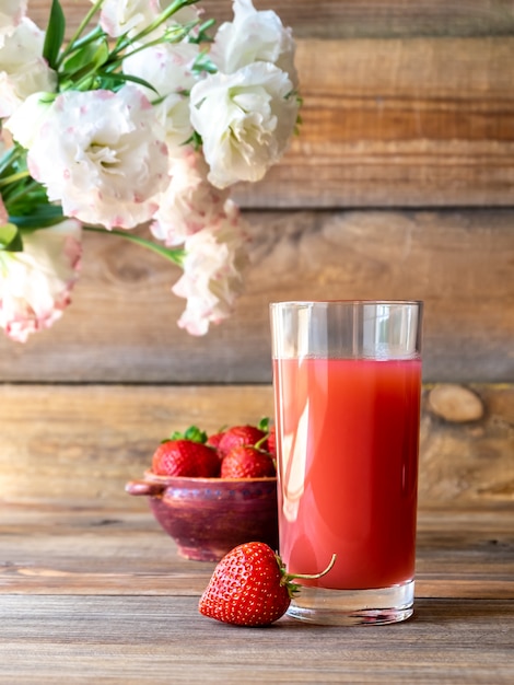 Vaso de jugo de fresa