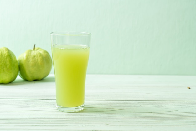 vaso de jugo de guayaba fresca con fruta de guayaba fresca