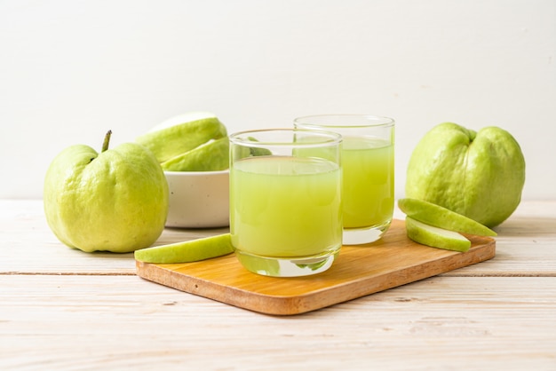 vaso de jugo de guayaba fresca con fruta de guayaba fresca