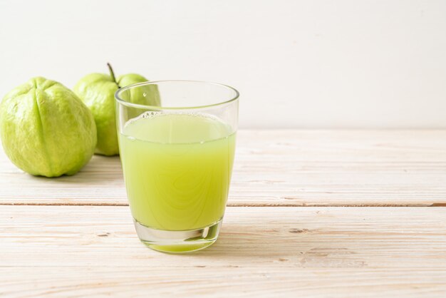 vaso de jugo de guayaba fresca con fruta de guayaba fresca