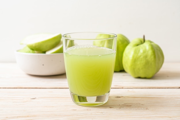 vaso de jugo de guayaba fresca con fruta de guayaba fresca