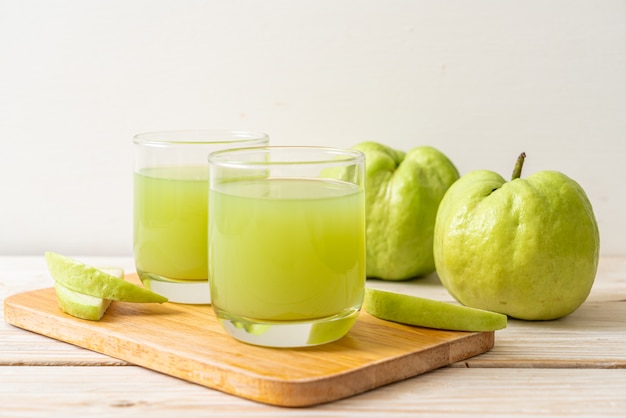 vaso de jugo de guayaba fresca con fruta de guayaba fresca