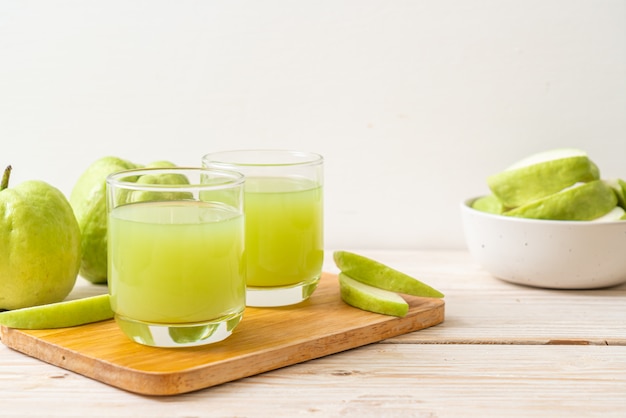 vaso de jugo de guayaba fresca con fruta de guayaba fresca