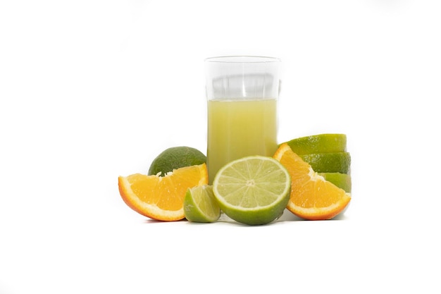 Vaso de jugo de limón y frutas de limón en rodajas aislado sobre fondo blanco.