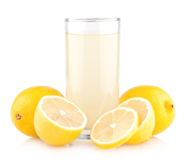 Vaso de jugo de limón con limones