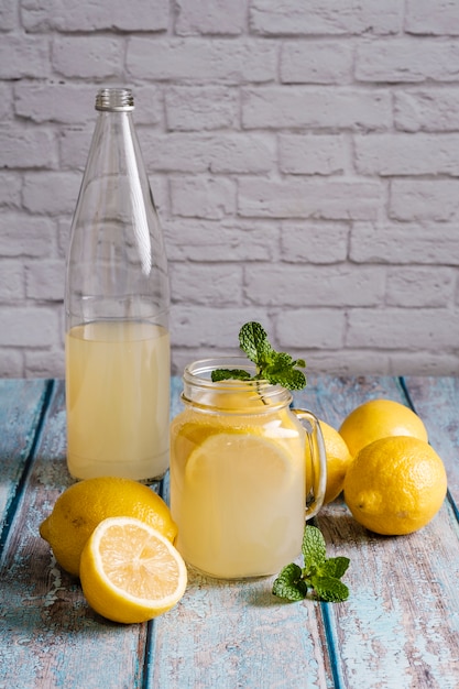 Vaso con jugo de limon natural