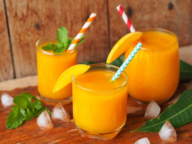 Vaso de jugo de mango helado para bebida de fiesta de verano