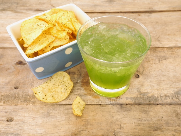 Vaso de jugo de manzana y papas fritas