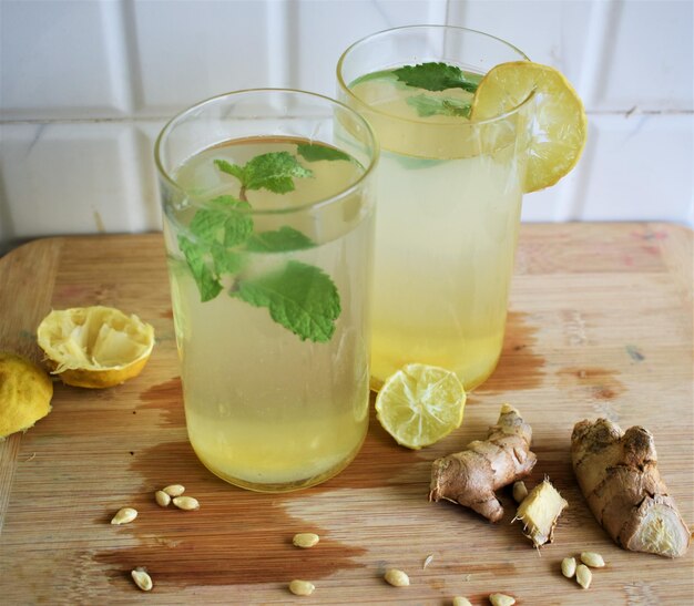 Foto un vaso de jugo en la mesa.