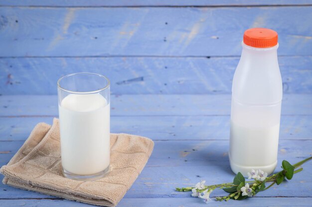 Foto un vaso de jugo en la mesa.