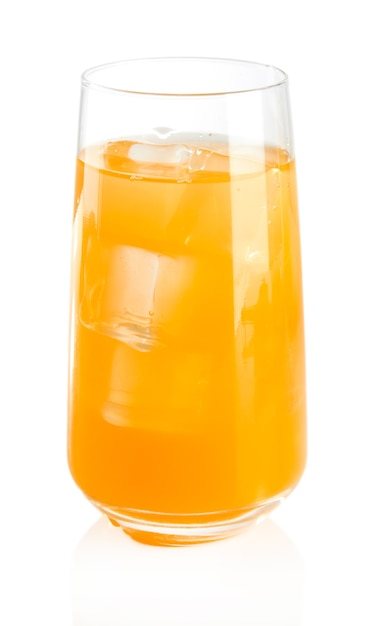 Vaso de jugo de naranja aislado en blanco