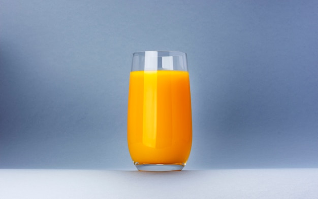 Foto vaso de jugo de naranja aislado sobre fondo blanco con espacio de copia