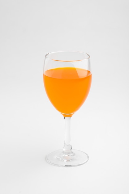 Vaso de jugo de naranja, aislado sobre fondo blanco.